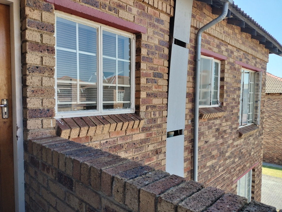 2 Bedroom Property for Sale in Erand Gardens Gauteng