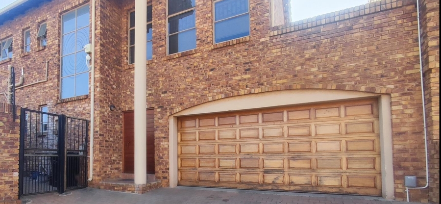 4 Bedroom Property for Sale in Glen Marais Gauteng