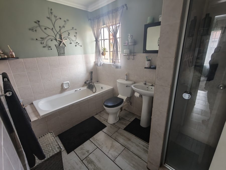 3 Bedroom Property for Sale in Dorandia Gauteng