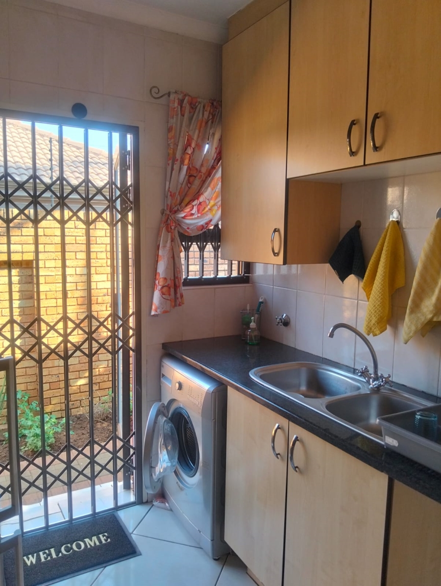 To Let 3 Bedroom Property for Rent in New Redruth Gauteng