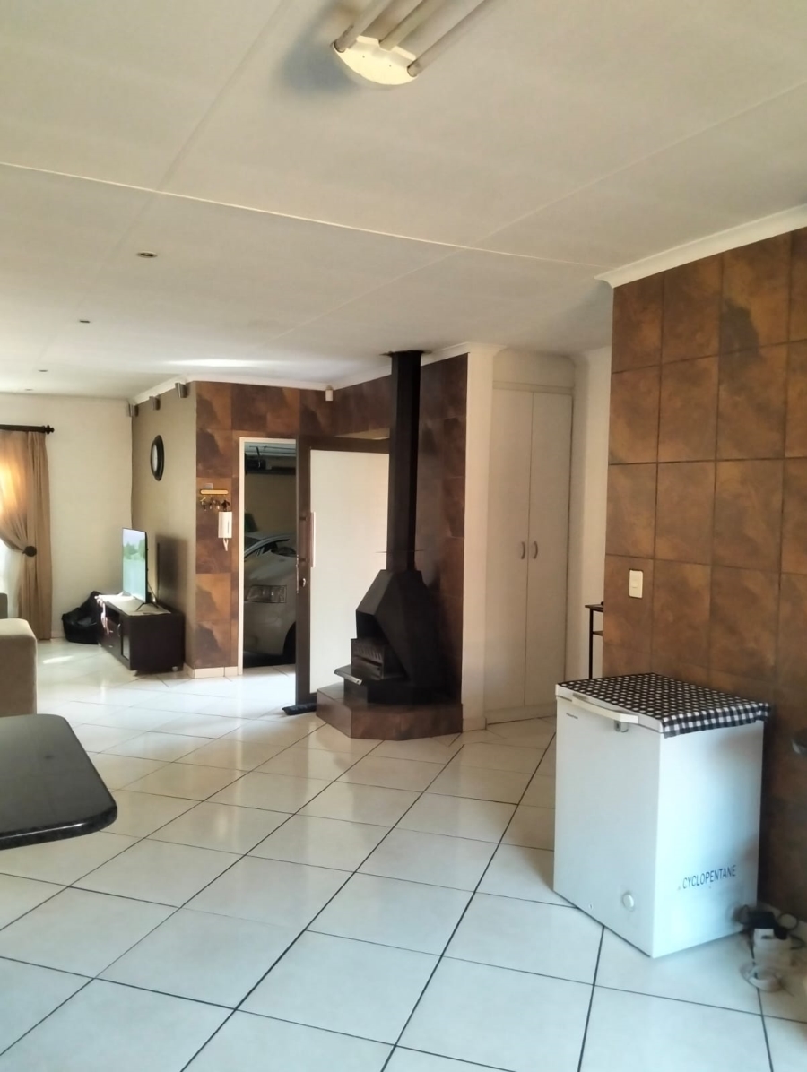 To Let 3 Bedroom Property for Rent in New Redruth Gauteng