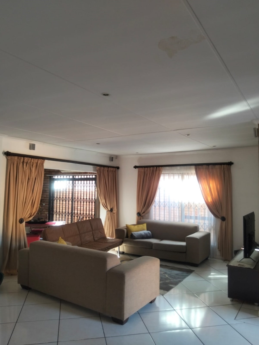 To Let 3 Bedroom Property for Rent in New Redruth Gauteng
