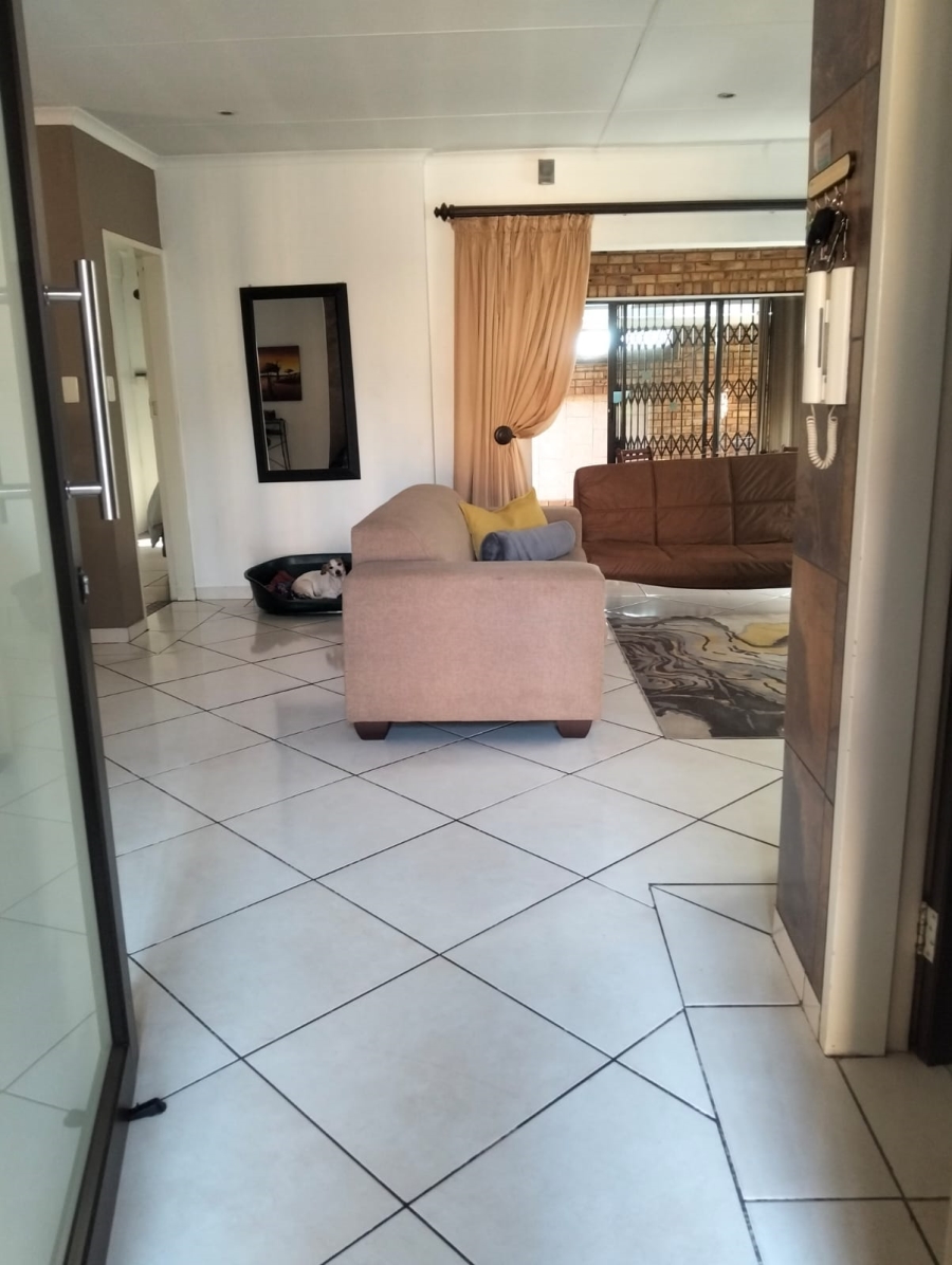 To Let 3 Bedroom Property for Rent in New Redruth Gauteng