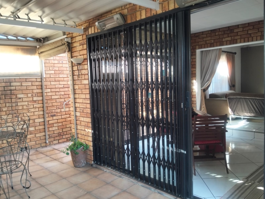 To Let 3 Bedroom Property for Rent in New Redruth Gauteng