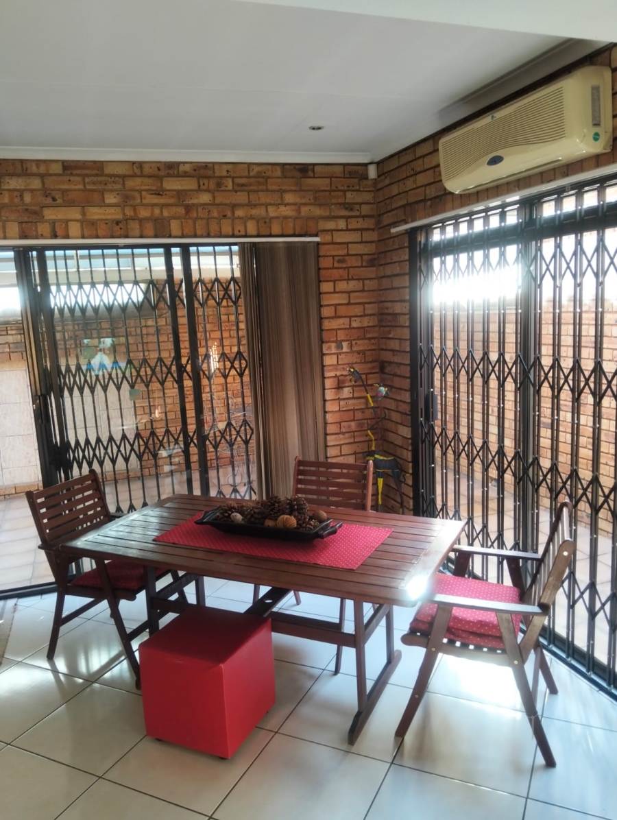 To Let 3 Bedroom Property for Rent in New Redruth Gauteng