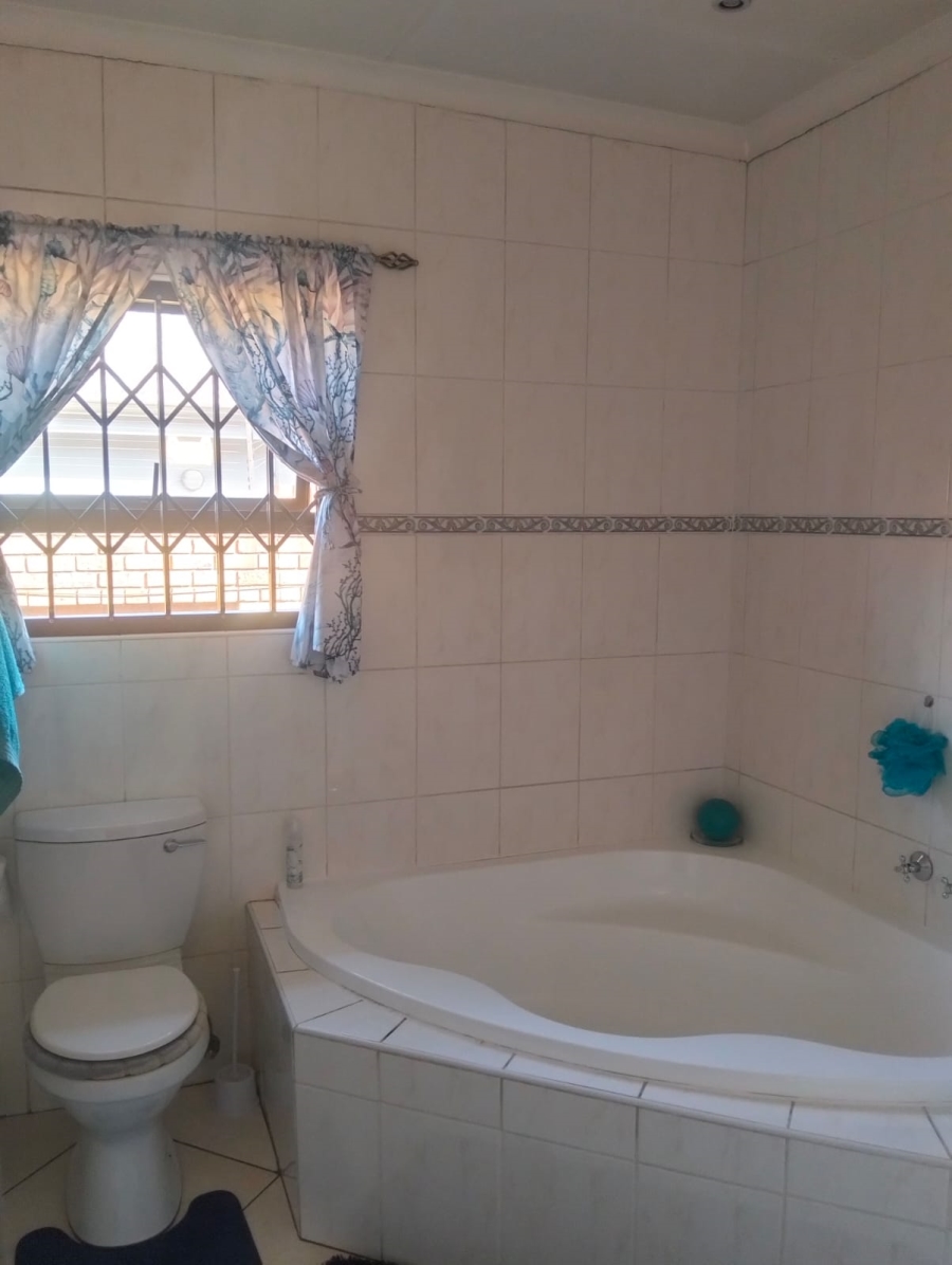 To Let 3 Bedroom Property for Rent in New Redruth Gauteng