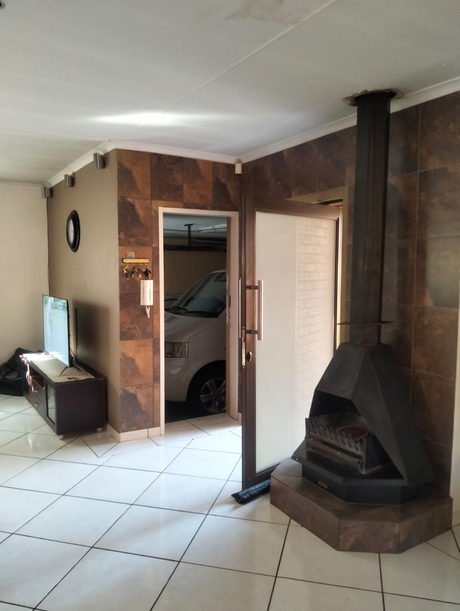 To Let 3 Bedroom Property for Rent in New Redruth Gauteng
