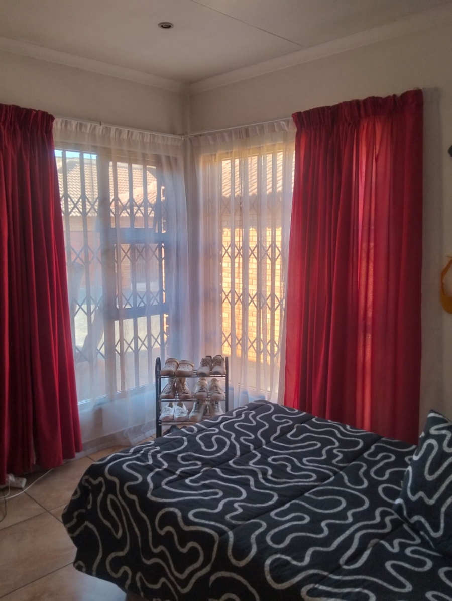 To Let 3 Bedroom Property for Rent in New Redruth Gauteng
