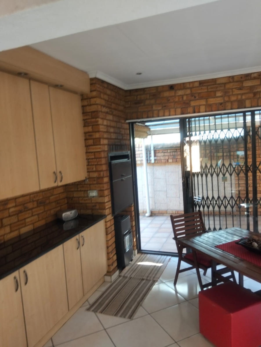 To Let 3 Bedroom Property for Rent in New Redruth Gauteng