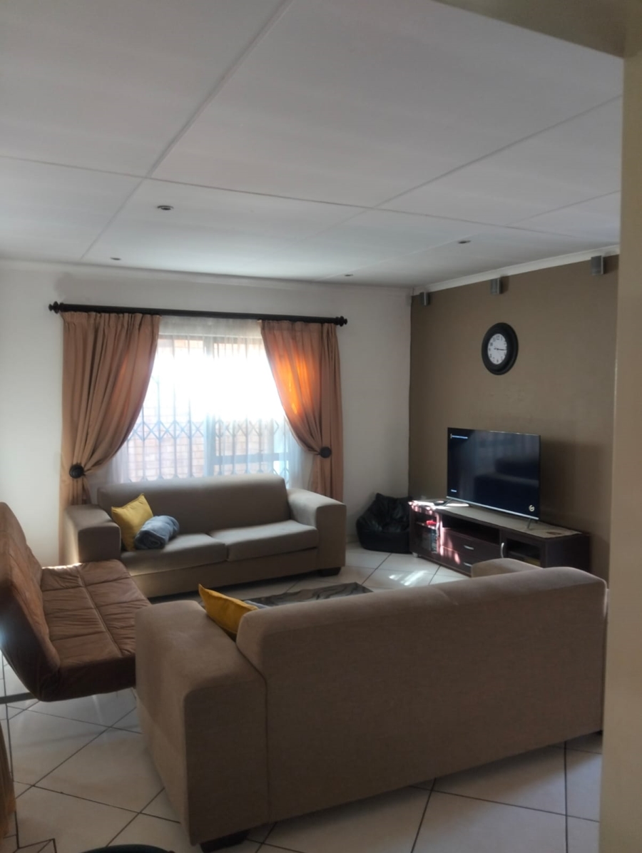 To Let 3 Bedroom Property for Rent in New Redruth Gauteng