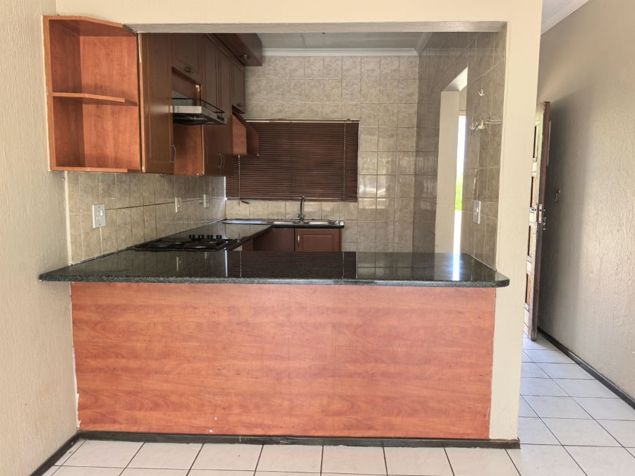 To Let 2 Bedroom Property for Rent in Vorna Valley Gauteng