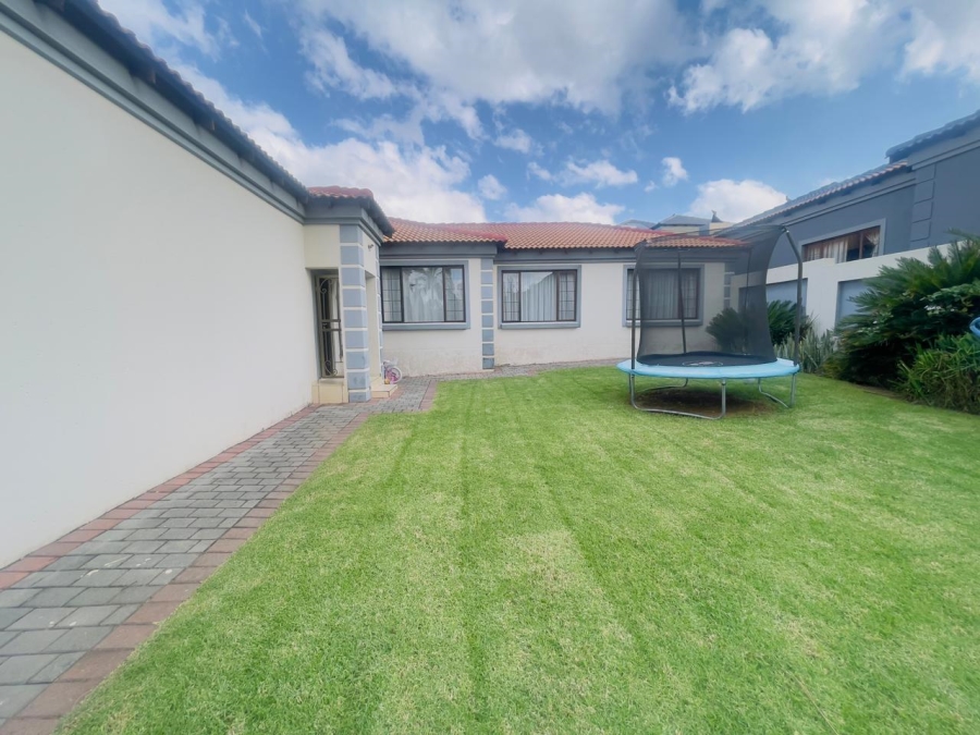 To Let 3 Bedroom Property for Rent in Thatchfield Estate Gauteng