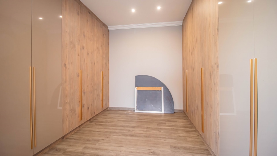 5 Bedroom Property for Sale in Eye of Africa Gauteng