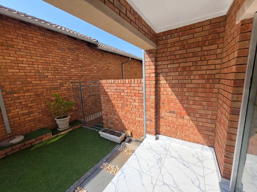 2 Bedroom Property for Sale in Noordwyk Gauteng