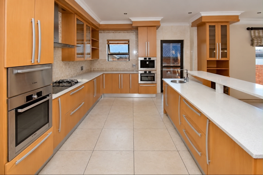 5 Bedroom Property for Sale in Waterfall Country Village Gauteng