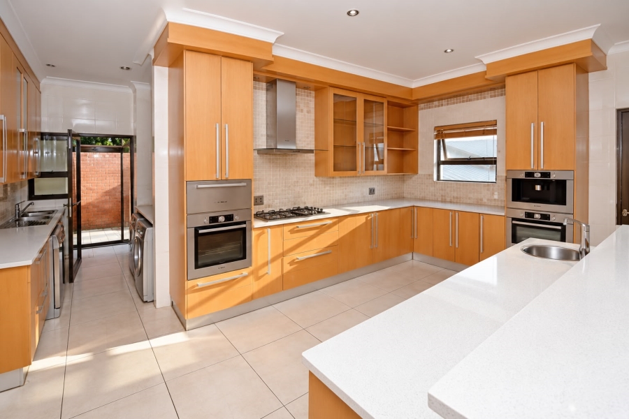 5 Bedroom Property for Sale in Waterfall Country Village Gauteng