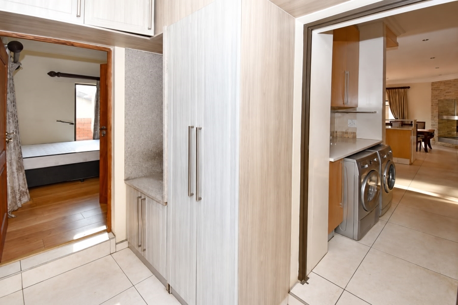 5 Bedroom Property for Sale in Waterfall Country Village Gauteng
