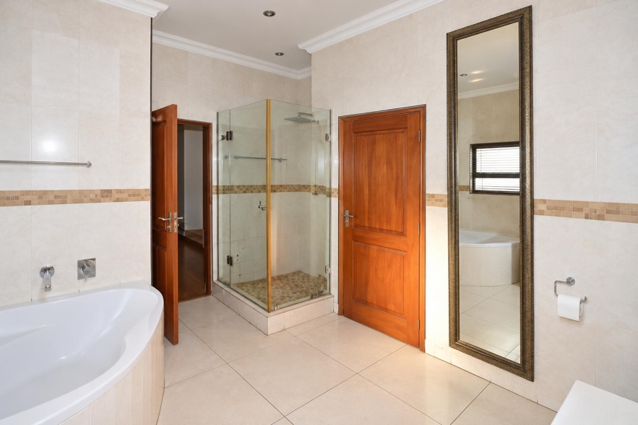 5 Bedroom Property for Sale in Waterfall Country Village Gauteng