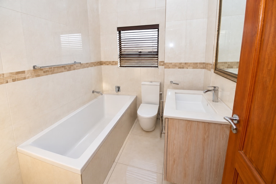 5 Bedroom Property for Sale in Waterfall Country Village Gauteng