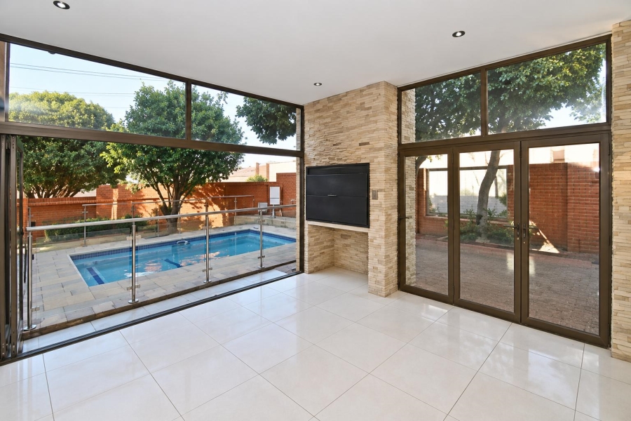 5 Bedroom Property for Sale in Waterfall Country Village Gauteng