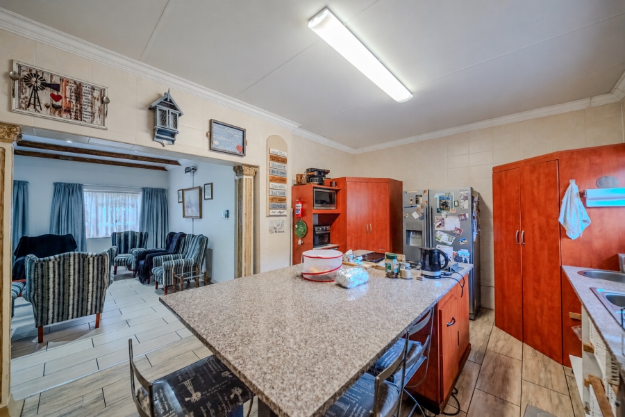5 Bedroom Property for Sale in Mountain View Gauteng