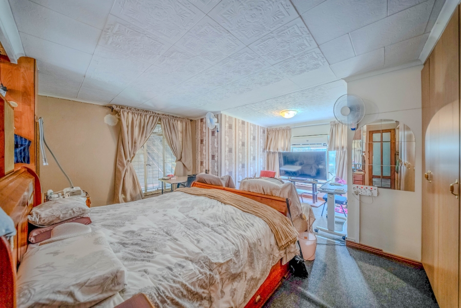 5 Bedroom Property for Sale in Mountain View Gauteng