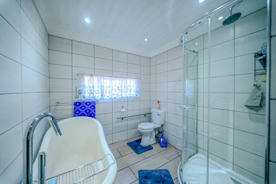 5 Bedroom Property for Sale in Mountain View Gauteng