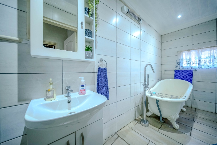 5 Bedroom Property for Sale in Mountain View Gauteng