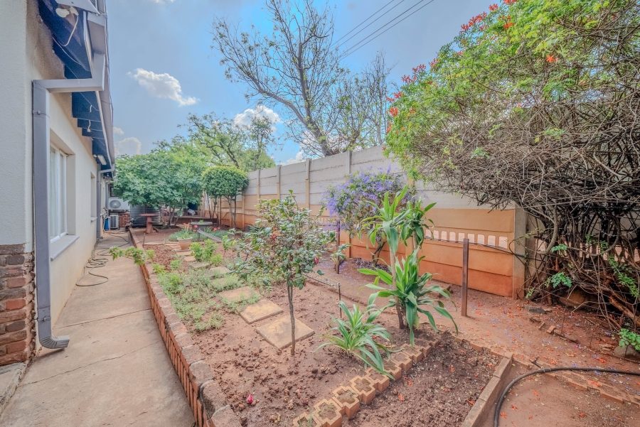 5 Bedroom Property for Sale in Mountain View Gauteng