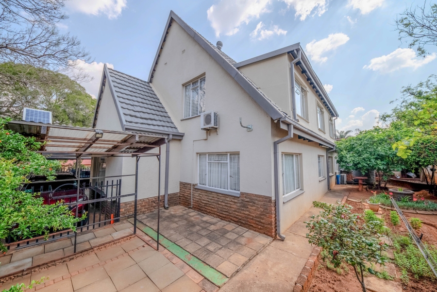 5 Bedroom Property for Sale in Mountain View Gauteng