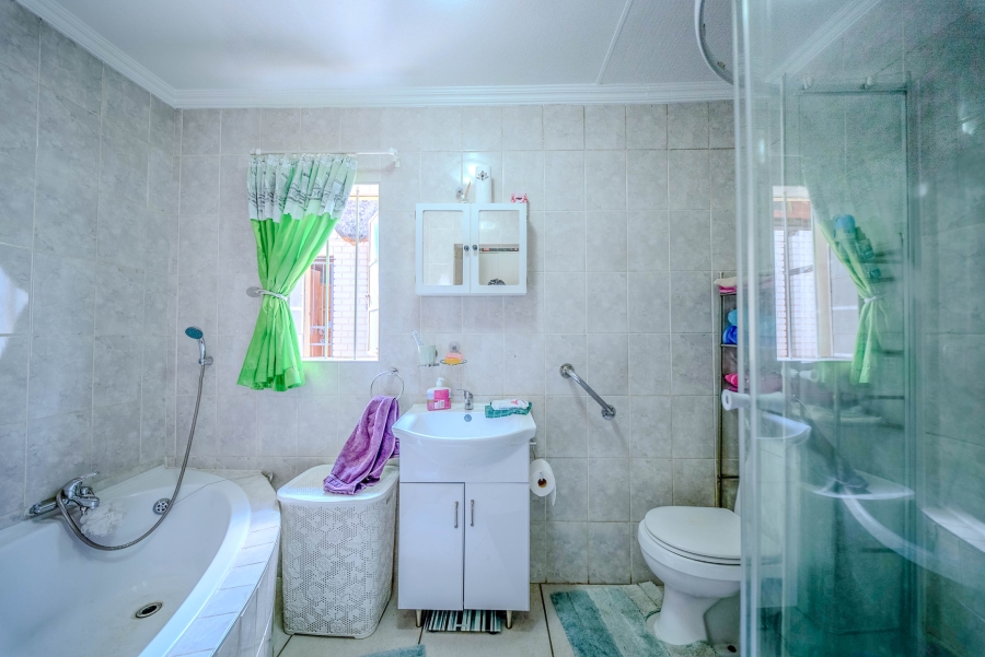 5 Bedroom Property for Sale in Mountain View Gauteng