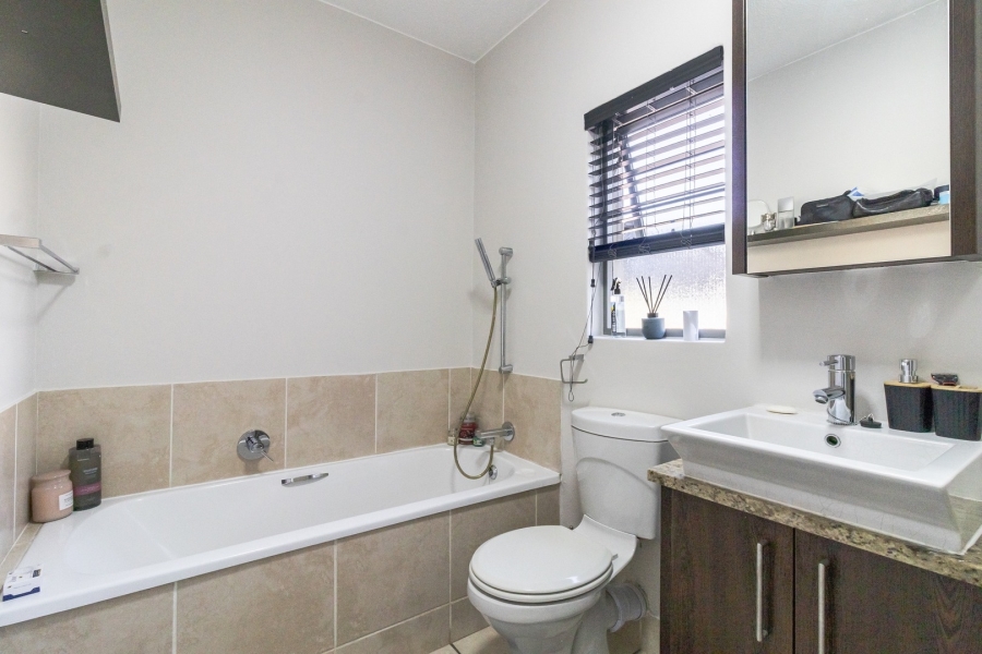 To Let 1 Bedroom Property for Rent in Lonehill Gauteng