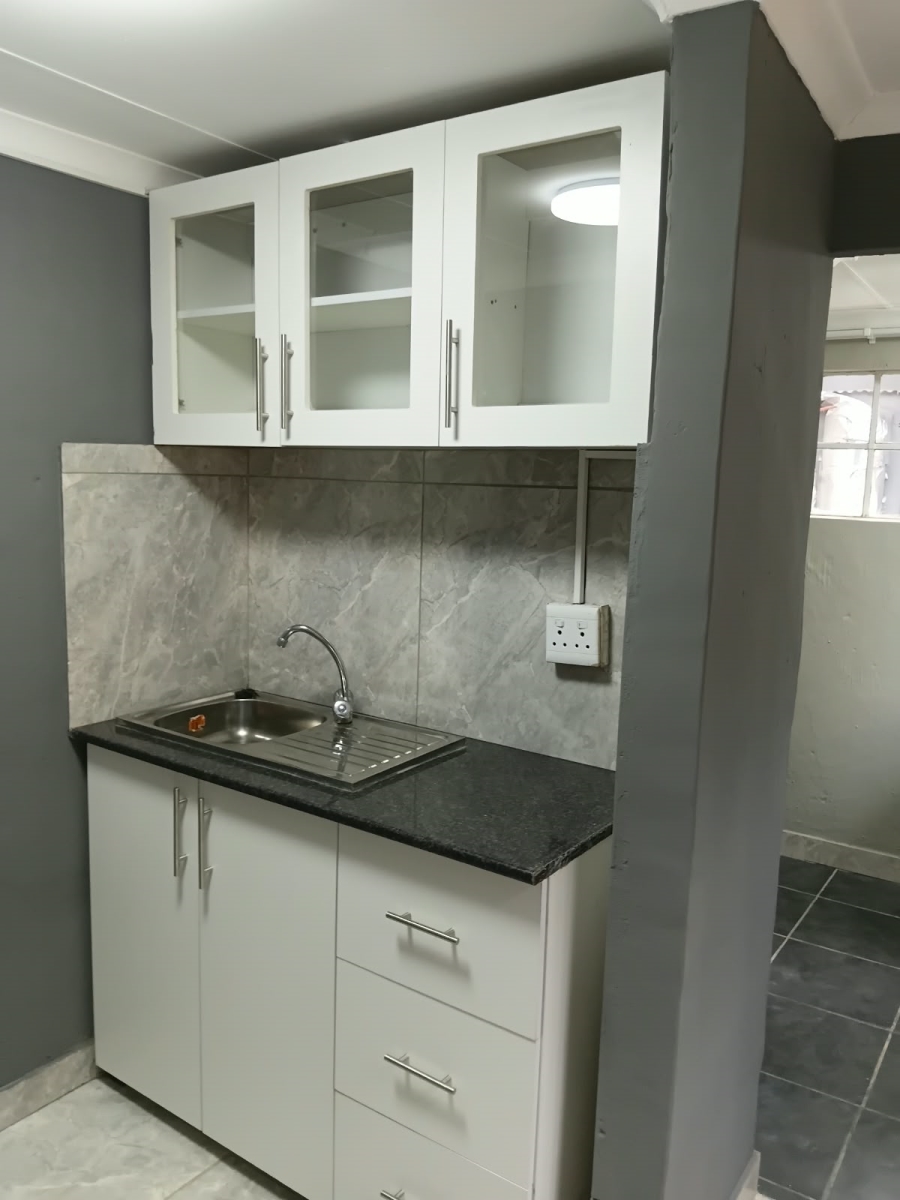 To Let 1 Bedroom Property for Rent in Discovery Gauteng