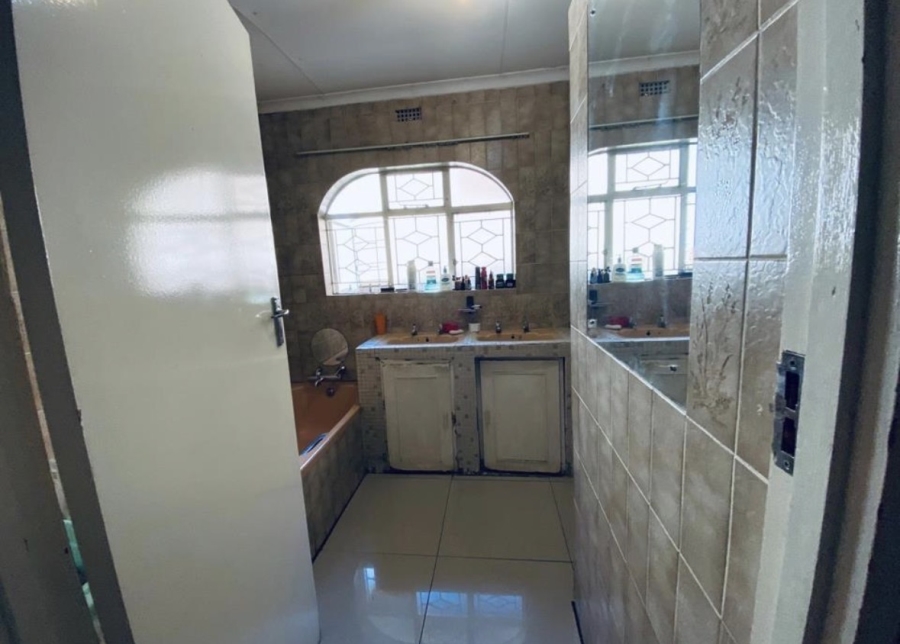 5 Bedroom Property for Sale in Bassonia Gauteng
