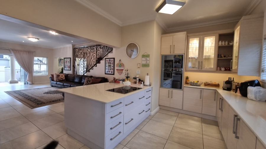 4 Bedroom Property for Sale in Greenstone Hill Gauteng