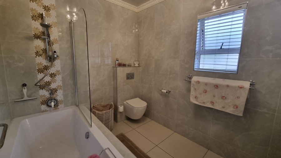 4 Bedroom Property for Sale in Greenstone Hill Gauteng