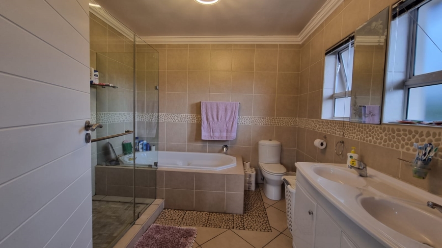4 Bedroom Property for Sale in Greenstone Hill Gauteng