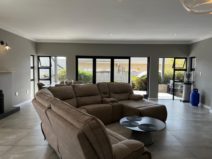 5 Bedroom Property for Sale in Wendywood Gauteng