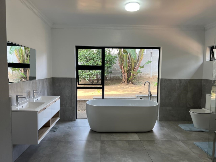 5 Bedroom Property for Sale in Wendywood Gauteng