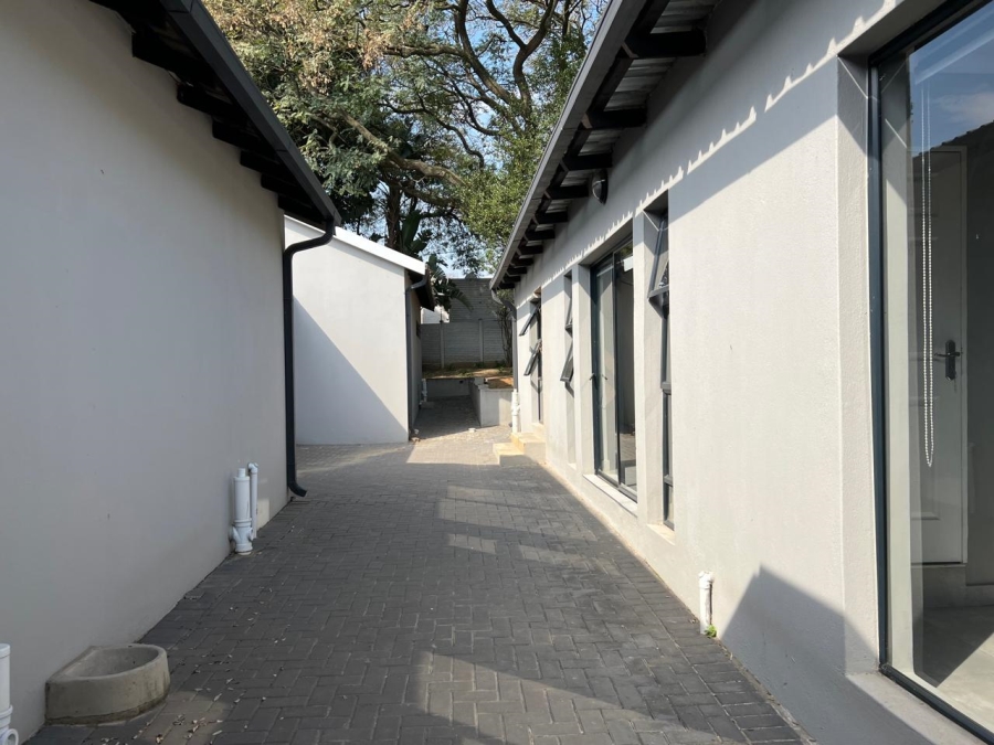 5 Bedroom Property for Sale in Wendywood Gauteng