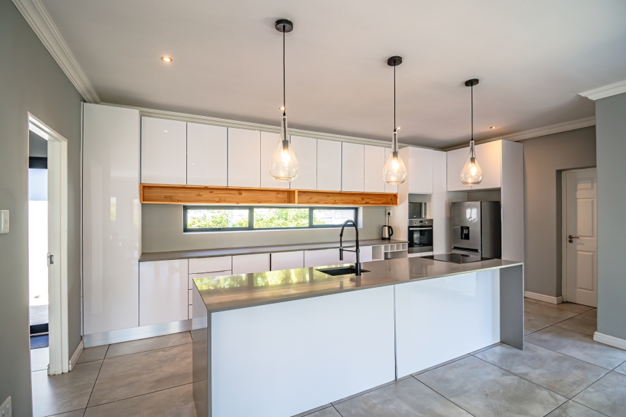 5 Bedroom Property for Sale in Wendywood Gauteng