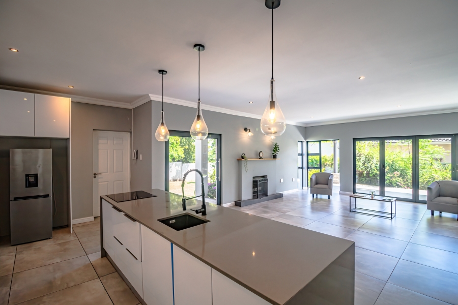 5 Bedroom Property for Sale in Wendywood Gauteng