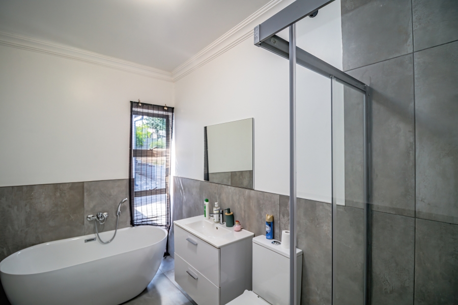 5 Bedroom Property for Sale in Wendywood Gauteng