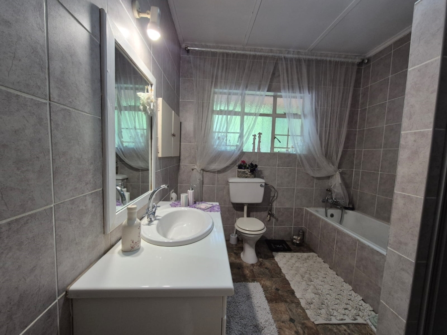 6 Bedroom Property for Sale in Three Rivers Gauteng