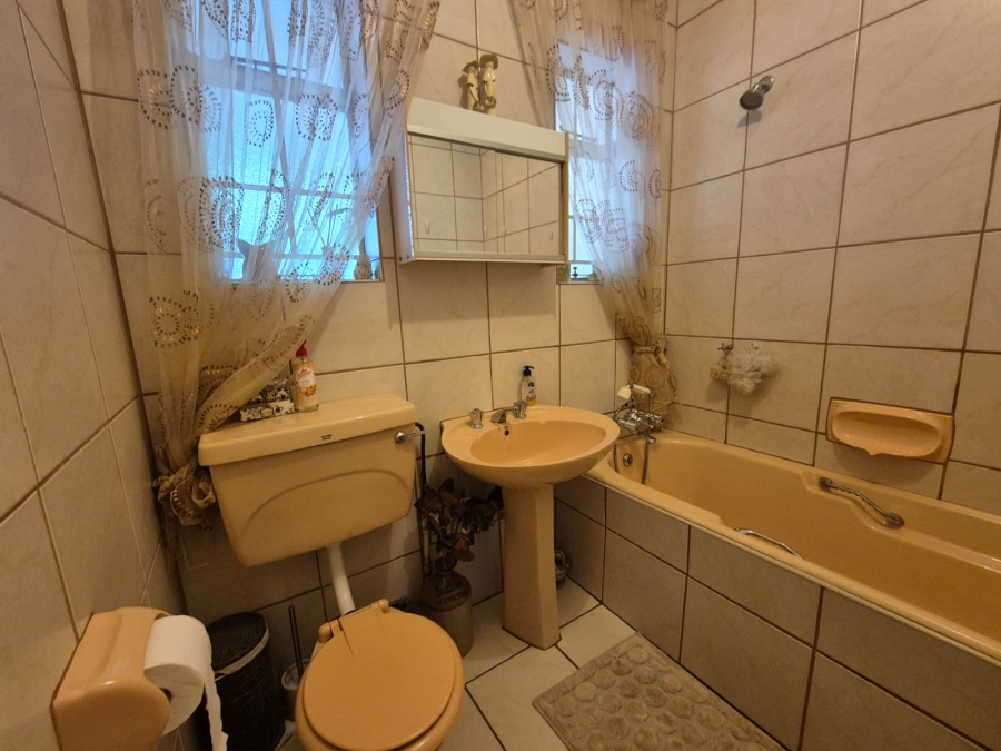 6 Bedroom Property for Sale in Three Rivers Gauteng