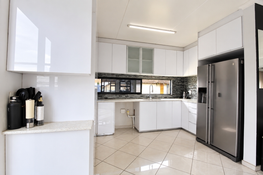 4 Bedroom Property for Sale in Blue Hills Gauteng