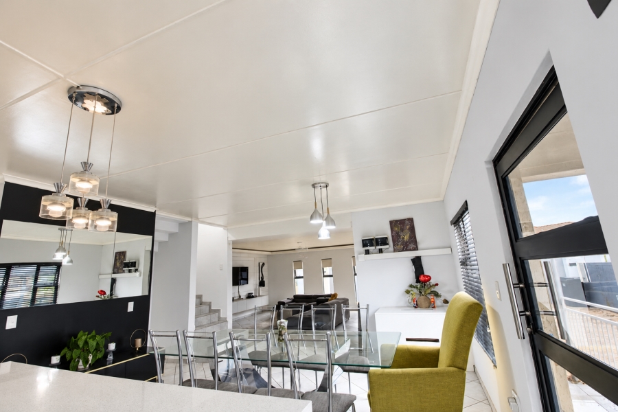 4 Bedroom Property for Sale in Blue Hills Gauteng