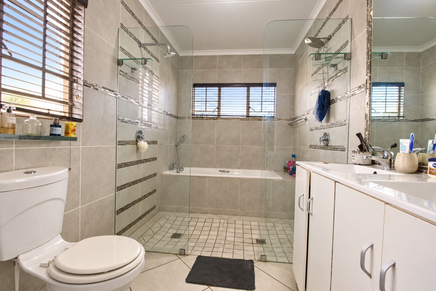 4 Bedroom Property for Sale in Blue Hills Gauteng