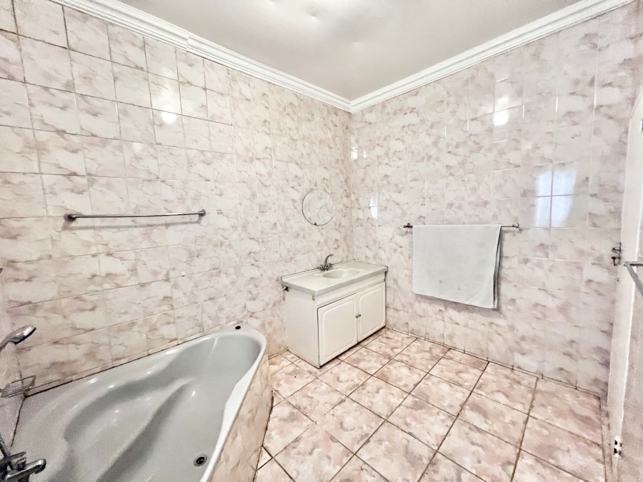 4 Bedroom Property for Sale in Cyrildene Gauteng