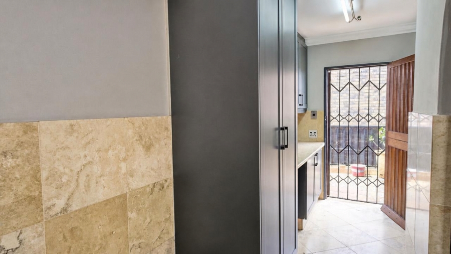 To Let 6 Bedroom Property for Rent in Waterkloof Ridge Gauteng